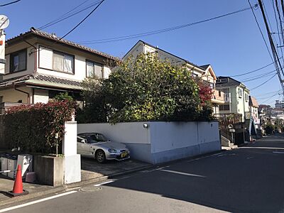 外観：ブルーライン「岸根公園」駅まで徒歩約11分。住環境に配慮された第一種低層住居専用地域です。