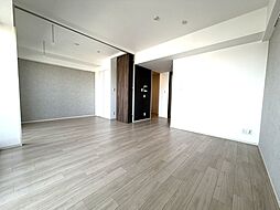 【LD/約9.5帖】生活のメインスペースとなるLDは、南東向きバルコニーに面しています。明るい陽光が差し込む空間でお寛ぎいただけます。