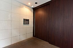 【エントランス】オートロックやALSOKによる24時間365日のオンラインセキュリティが採用されており、防犯面に配慮されたマンションです。