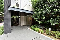【エントランス】大切なペットと暮らせるマンション(細則あり)。エントランス付近には手入れの行き届いた植栽が施され、四季を感じることができそうです。
