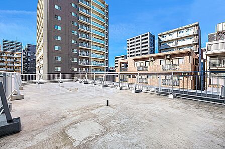 【ルーフバルコニー】西側に設けられたルーフバルコニーは、LDKから出入り可能です。/使用料:月額1980円 ※実際に撮影(2026年1月)したものにCG加工処理したものです。