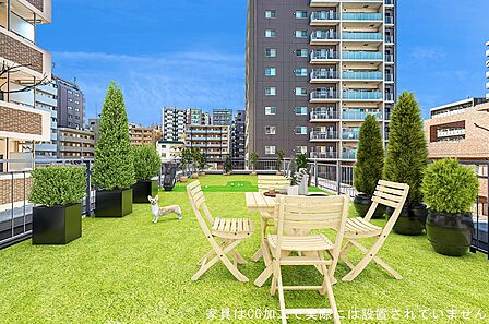【ルーフバルコニー】66.02?とゆとりがある、開放感溢れるルーフバルコニー。※実際に撮影(2026年1月)したものにCG加工処理で家具等を配置したものです。家具等は販売価格に含まれません。