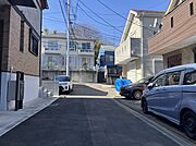 【現地外観写真】小学校まで徒歩8分の立地で、お子さまの通学も安心です。毎日の登下校を見守りやすく、子育て世帯にもうれしい環境です。