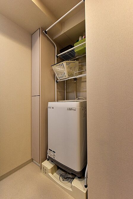 【洗面室】洗濯機置場が設置されています。リネン庫も備わっているため、タオルや洗濯用品をすっきりと収納できます。