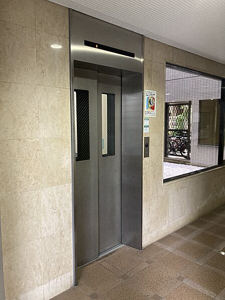 【共用部】エレベーターがあるため、ベビーカーを利用するときや荷物が多いときもお部屋までスムーズにアクセスできます。