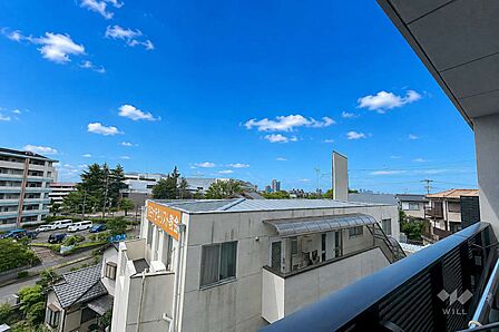 バルコニーからの眺め（南西方向）。さえぎる建物がなく、日当たり良好。周辺の建物からの目線も気にならなさそうです。