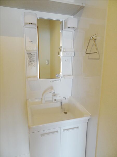 画像13:便利なシャワー付きの洗面台です