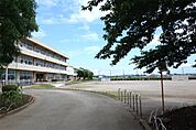 足利市立富田小学校(396m)