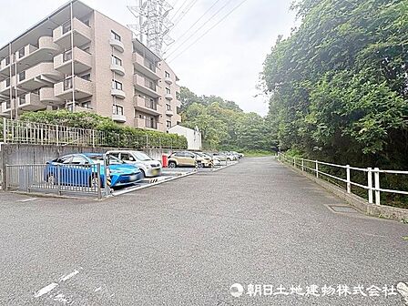 立体駐車場と平置き駐車場があります。屋根付き駐車場もあります。