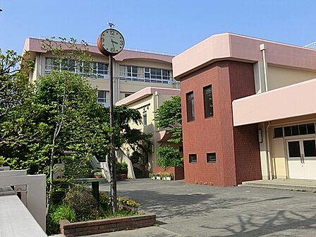 王禅寺中央中学校まで約1200m、徒歩15分