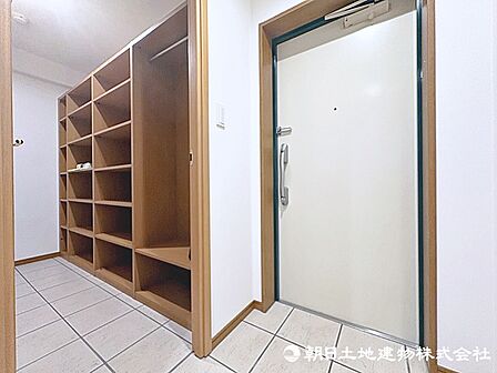 シューズクローク付き！ベビーカーや趣味の物も収納可能！