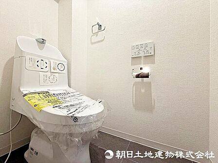 温水洗浄機能付きで清潔感あるトイレ!
