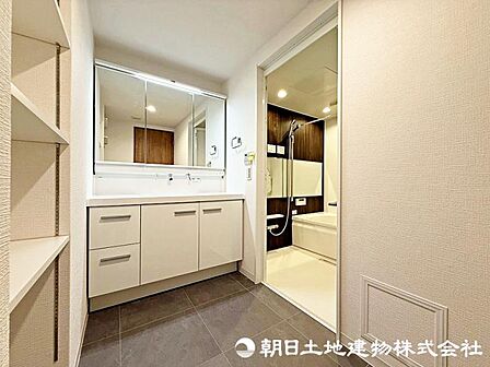 多彩な機能が備えられたパウダールーム。心地よいリフレッシュ空間です。