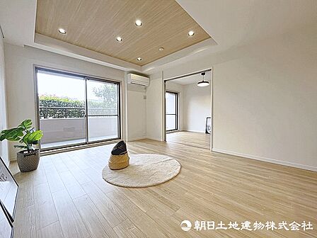 約14帖のリビング!家族との会話が弾む、明るく開放感のある空間です。