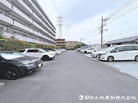 駐車場は、平坦で駐車しやすいスペースとなっています。