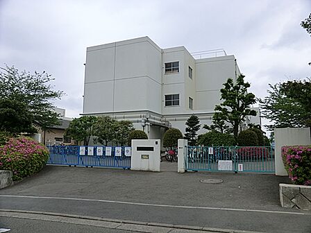 片平小学校まで約450m