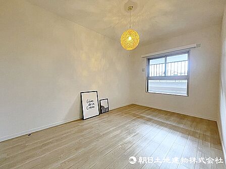 こちらは7帖の居室!大きなサイズのベッドを置いても余裕を感じていただけます。