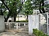 周辺：自ら考え工夫し、粘り強く取り組む力を伸ばします。思いやりを大切にしながら心豊かに心身ともにたくましく育つことを目指している小学校です。