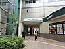 周辺：聖蹟桜ヶ丘駅　駅周辺には商業施設が充実しており、日常の買い物から外食まで便利に利用できる環境が整っています。周辺には緑も多く、落ち着いた街並みが広がっています。