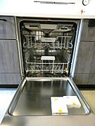 ドイツ家電メーカー ミーレ（Miele）社製。フロントオープンタイプで、扉がガバっと前に開き、中のカゴも手前に引き出せるため、食器の出し入れがとっても楽です。