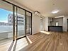 リビング/ダイニング：明るい色合いの建具を使用することでナチュラルで優しい癒しの空間を演出しています。