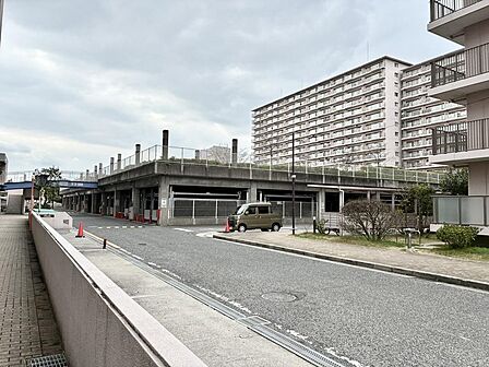 駐車場は月々8000円〜17000円で、空きありです(2026年8月時点)