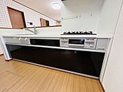 収納スペース・作業スペースが広いシステムキッチンは奥様にうれしいポイント！