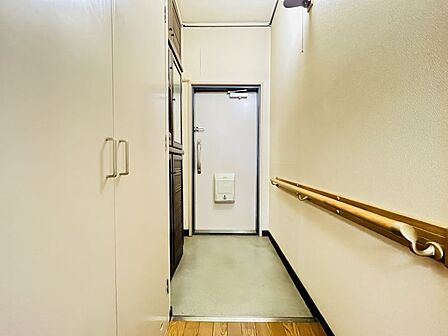 ちょっと広めの8帖洋室！容量の収納付きで、荷物が多くてもスッキリ整理できます！
