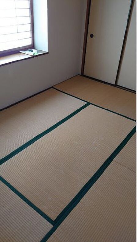 リビング隣接の和室!お昼寝やご来客時も重宝します!畳の温かみはフローリングにはない良さですね♪