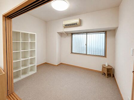下の階に音が響きにくく、床の冷たさを軽減できるカーペット敷きのお部屋です♪