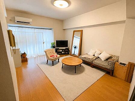 大開口の窓から光がたっぷり差し込む、居心地のいいリビングです♪
