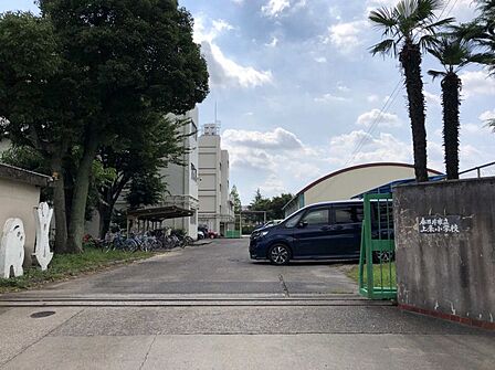 上条小学校　徒歩約4分　250ｍ　充実した学校生活を通し、知・徳・体の調和がとれた人間形成を図るとともに、国際社会を主体的に生きる心豊かな日本人の育成を目指します。