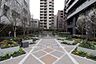 【ガーデンテラス】四季折々の植栽と、クラシカルなレンガ畳。奥には噴水と庭園が広がっています！