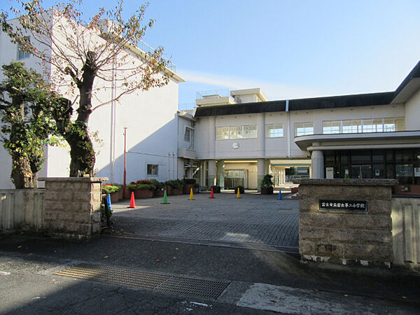 画像15:小学校「富士市立富士第二小学校まで1818m」