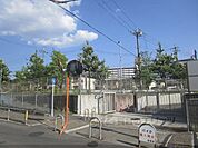 向島秀蓮小学校まで460メートル
