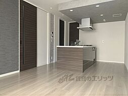 近鉄京都線 上鳥羽口駅 徒歩4分の賃貸アパート 3階2LDKのリビング/ダイニング