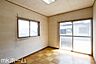 洋室：シンプルな洋室はおしゃれで居心地の良い空間です！二面採光で柔らかい陽の光が差し込みます！
