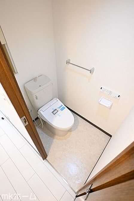 温水洗浄便座付きのトイレです!クリーニング済みですので気持ちよくお使いいただけます!