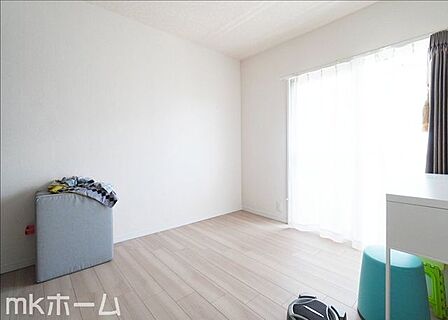 窓からの優しい光がお部屋に差し込みます!
