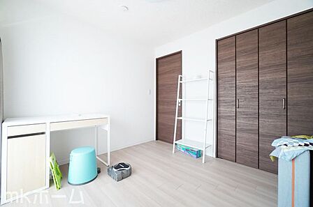 居室に大型のクローゼットを設置!豊富な収納があることで広い居住スペースを確保することができます!