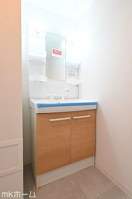大きな鏡と洗面台が付いた洗面化粧台は収納も豊富!買い置きした日用品などまとめて収納する事が出来ます!