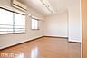 室内：清潔感あふれる白い壁紙と木目のフローリングはクールでおしゃれな雰囲気を演出しします！