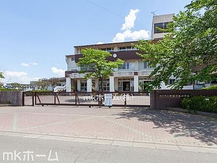 松戸市立新松戸西小学校 徒歩8分。 590m