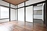 室内：シンプルな洋室はおしゃれで居心地の良い空間です！室内は柔らかい陽の光が差し込みます！