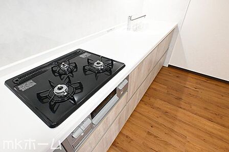 使い勝手の良いシステムキッチンを採用！作業スペースも広めにとられておりご家族でお料理が楽しめます！