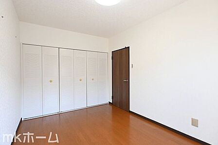 居室に大型の収納スペースを設置！豊富な収納があることで広い居住スペースを確保することができます！