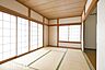 和室：リビング横の和室は多目的に利用可能な空間です！お子様の遊び場、また客間として多彩にご利用頂けます！