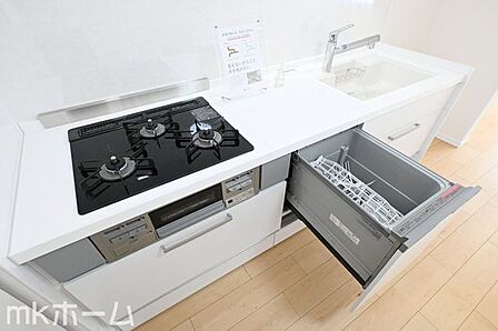 食洗機付きのシステムキッチンは収納も豊富!散らかりがちなキッチンも大容量の収納でスッキリ片付きます!