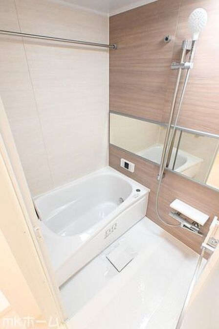 足を延ばし入浴できる大きな浴槽は一日の疲れを癒してくれる空間です!癒しのひと時をお過ごしください!