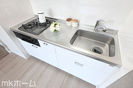 使い勝手の良いシステムキッチンを採用!作業スペースも広めにとられておりご家族でお料理が楽しめます!